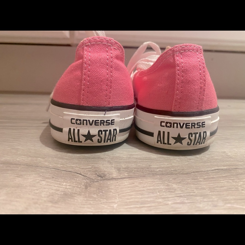 Converse Chuck Taylor All Star unisex shoes.  Women's size 8. Men's size 6.